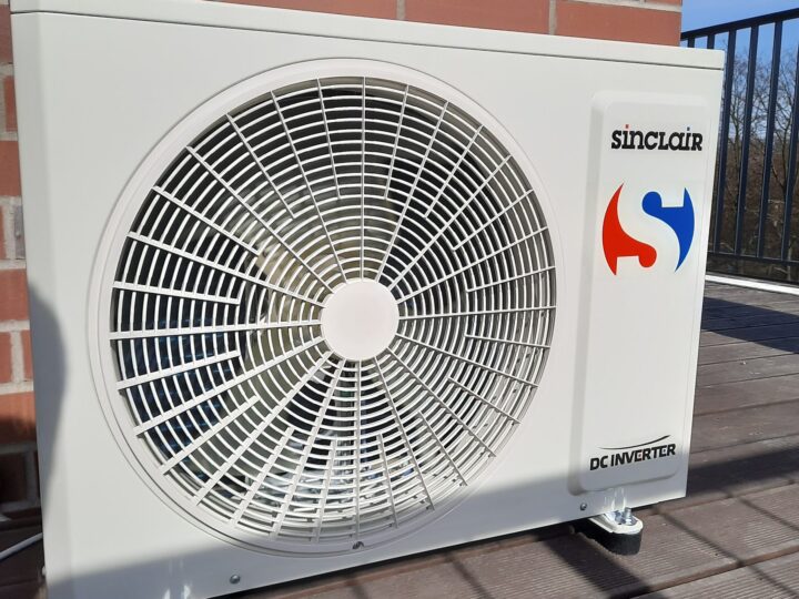 Jednostka zewnętrzna klimatyzacji zamontowana na balkonie