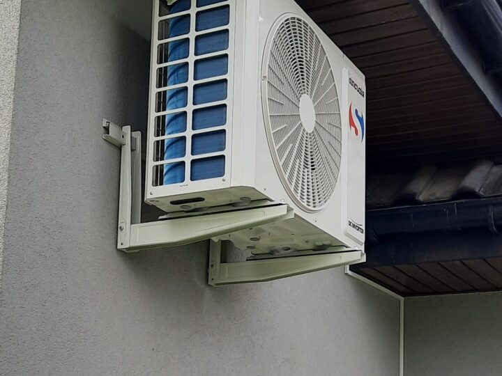 Jednostka zewnętrzna klimatyzacji zamontowana pod okapem dachu
