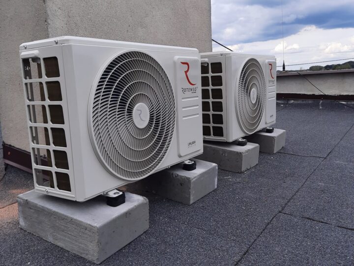 Jednostki zewnętrzne klimatyzacji na dachu płaskim