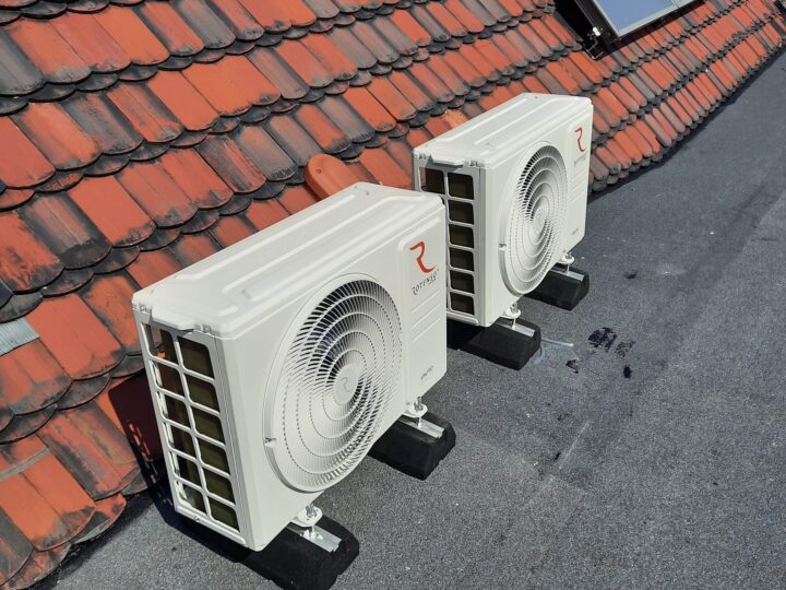 Jednostki zewnętrzne klimatyzacji ustawione przy dachu