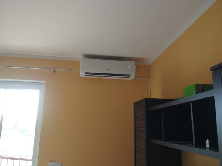 Klimatyzator ścienny w pomieszczeniu biurowym
