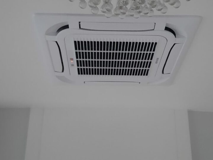 Klimatyzacja kasetonowa zamontowana w suficie podwieszanym