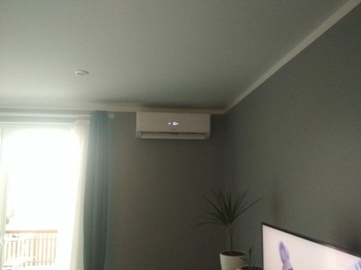 Klimatyzator w pokoju dziennym, montaż nad oknem balkonowym