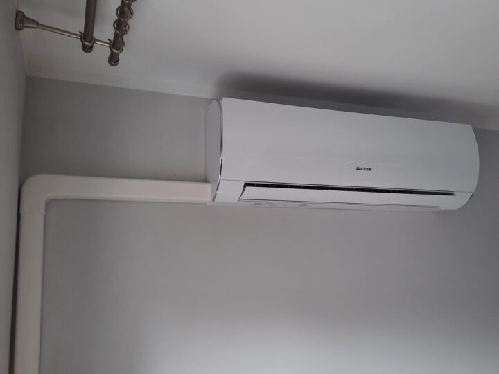 Klimatyzator ścienny w jasnym pokoju