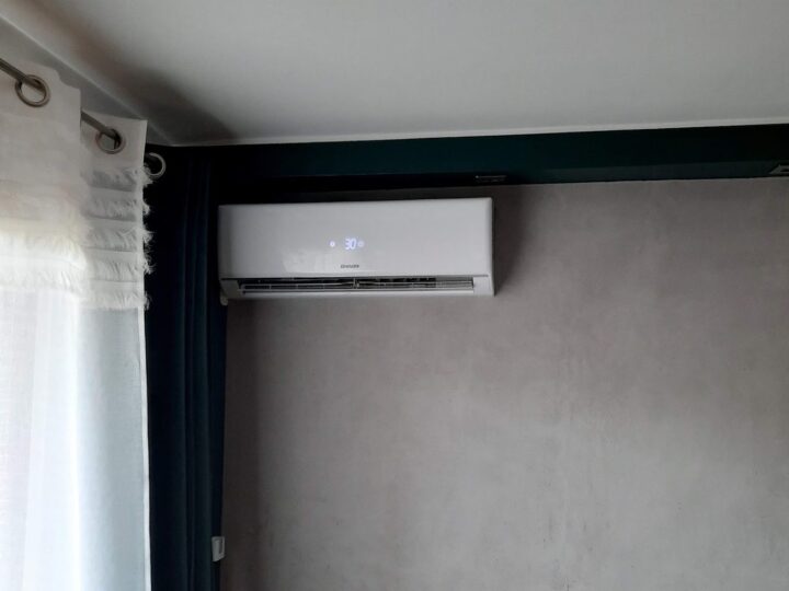 Klimatyzator zamontowany obok zasłon w pokoju