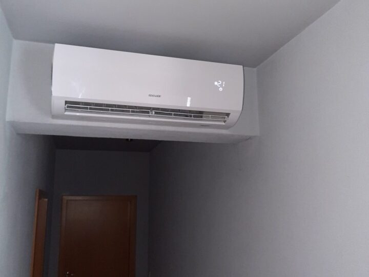 Klimatyzator zamontowany w przedpokoju