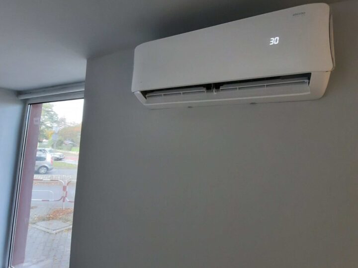 Klimatyzator zamontowany przy oknie w pokoju