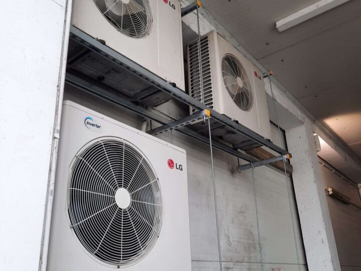 Jednostki klimatyzacji podwieszone pod stropem w budynku usługowym
