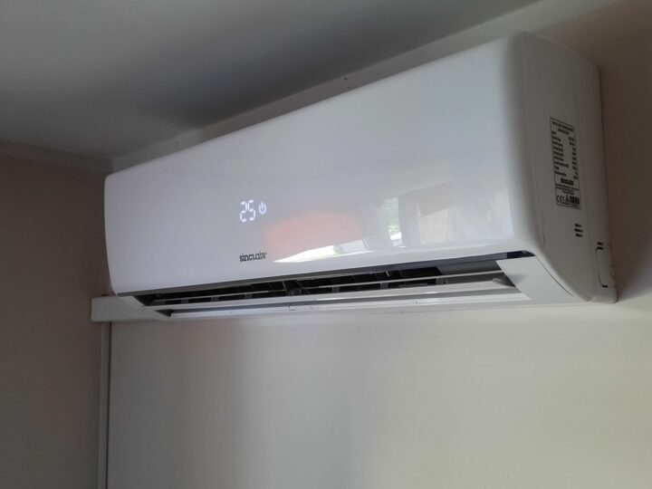 Klimatyzator ścienny w sypialni, montaż Good Klima