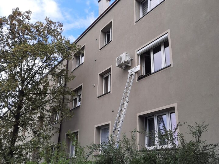 Montaż jednostki zewnętrznej klimatyzacji z podnośnika